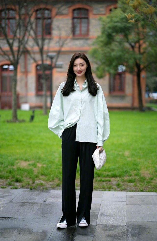 女人再忙也要打扮自己,学街拍达人的搭配,你也可以很精致优雅!