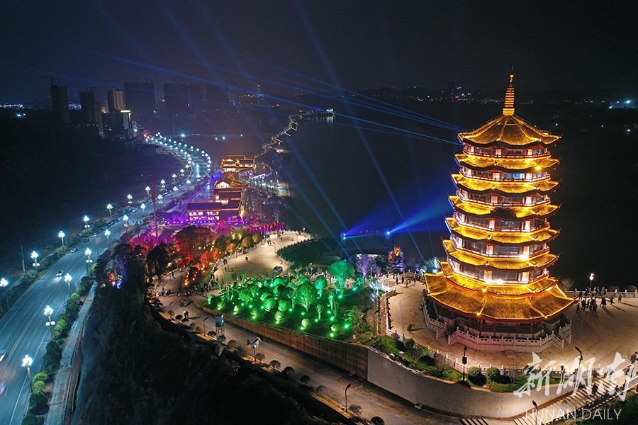 3月12日晚,新邵县资江码头流光溢彩.