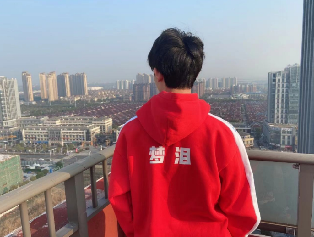 AG新队服惹梦泪哽咽：AG超玩会永远是你六点六的家。