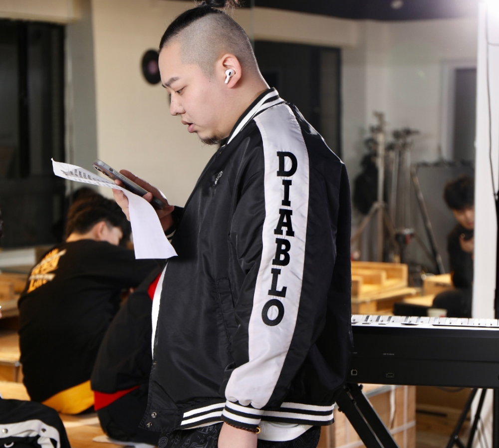 AG新队服惹梦泪哽咽：AG超玩会永远是你六点六的家。