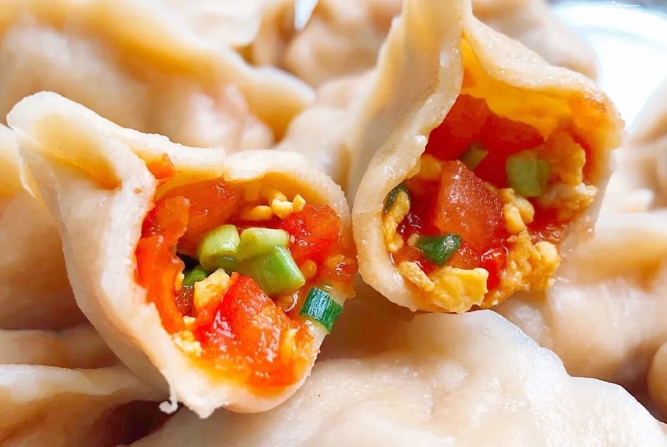16,吃腻了肉馅饺子,包上这么一锅西红柿蛋饺,酸酸甜甜,鲜香更美味;17