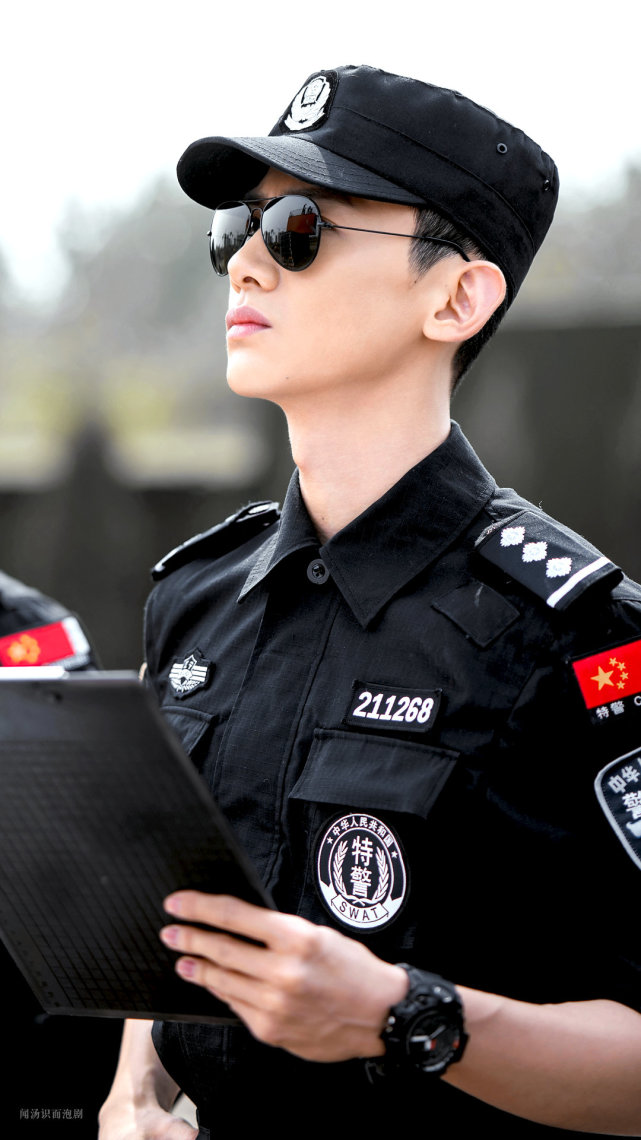 白敬亭可以把警服焊身上吗为邢克垒帅晕的一天邢队请务必申请制服