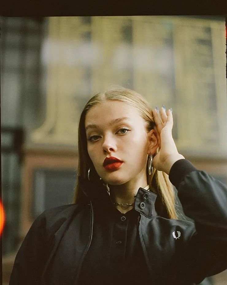 追八卦|21岁英国甜心撩倒无数网友,还成"史上最美反派"?