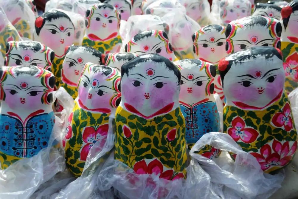 又到一年二月二,春暖花开时,当地的百姓又可以拴娃娃了.