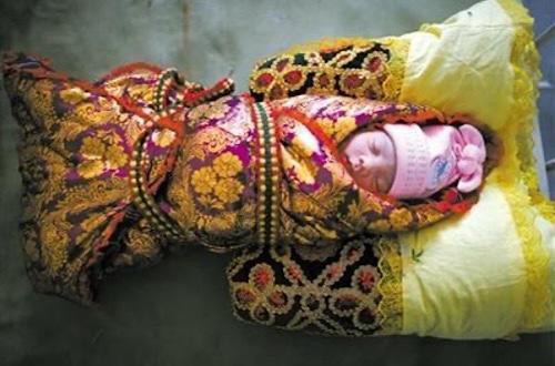 民间故事:老汉夜里去送货,半路遇到弃婴,他拿走银元后丢了性命_腾讯新