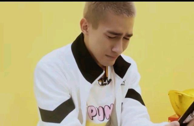 创造营2021米卡想家落泪粉丝心疼不已男人哭吧哭吧不是罪