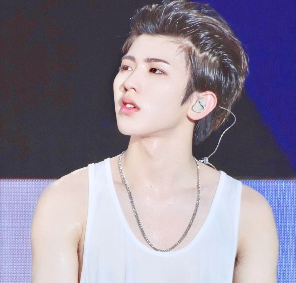 时尚果然看脸!被嫌弃的老头白背心,蔡徐坤驾驭的又纯又欲