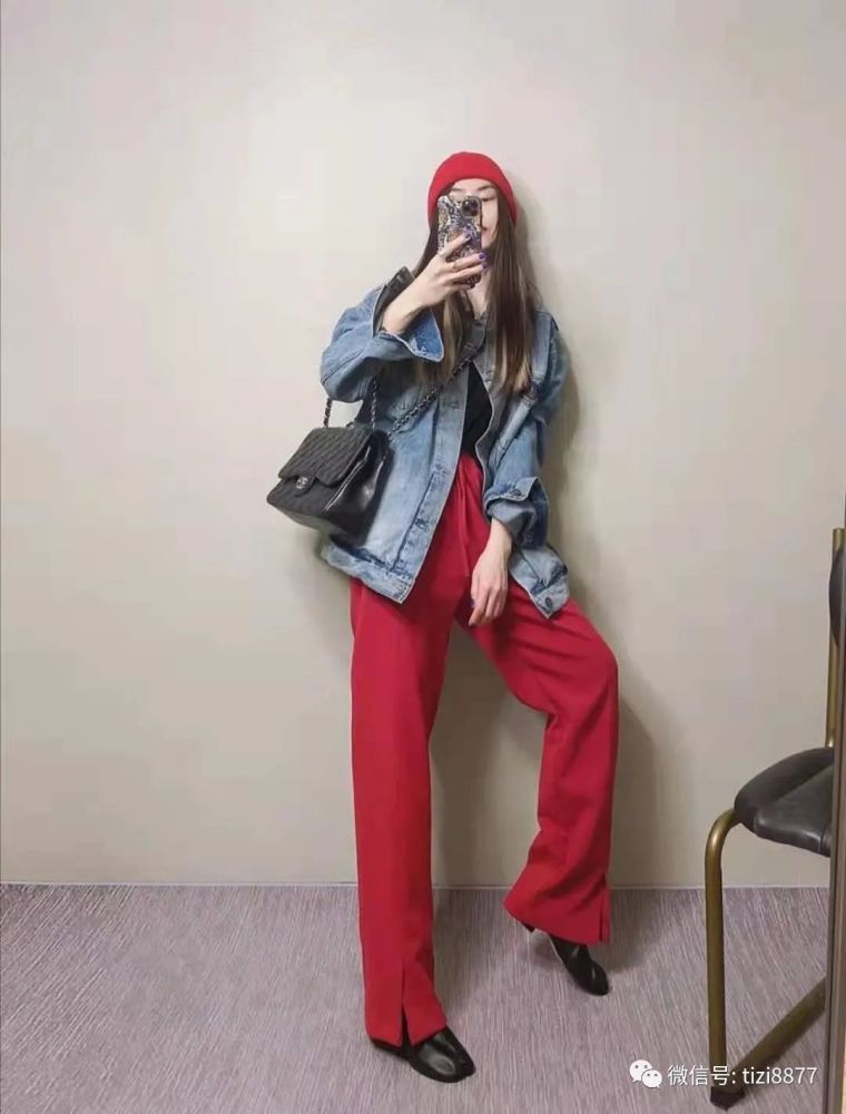 红色裤子配什么颜色上衣好看