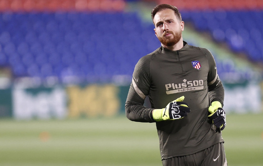 后防线上分别是22号埃尔莫索,2号希门尼斯,15号萨维奇和23号特里皮尔