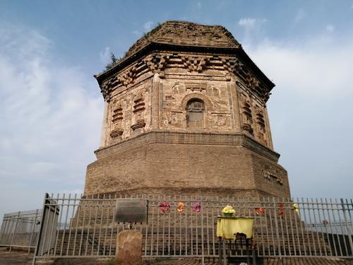 宁城县有一座半截塔,它剩下半截是有原因的,它见证一件"大"事