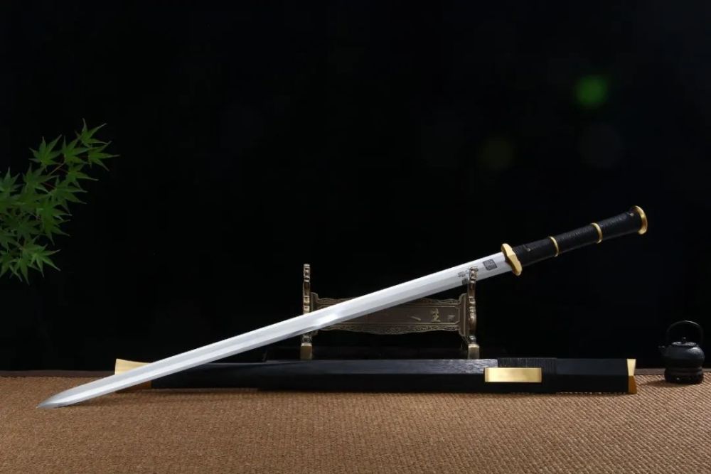 砍铁丝不伤刃,这把大气简单的宝剑,才叫真正的简单实用!