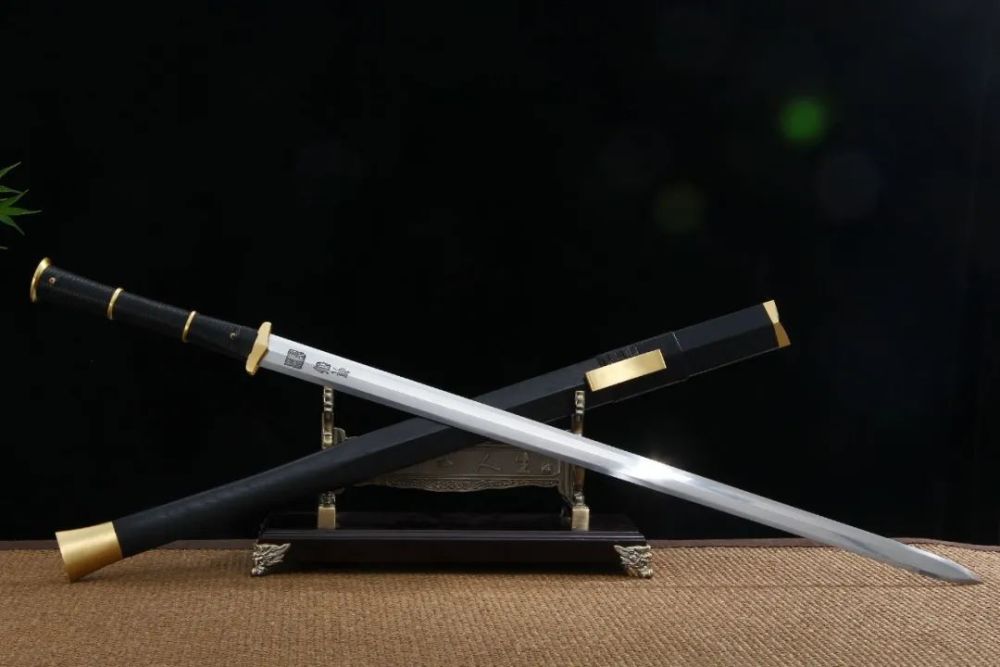 砍铁丝不伤刃,这把大气简单的宝剑,才叫真正的简单实用!