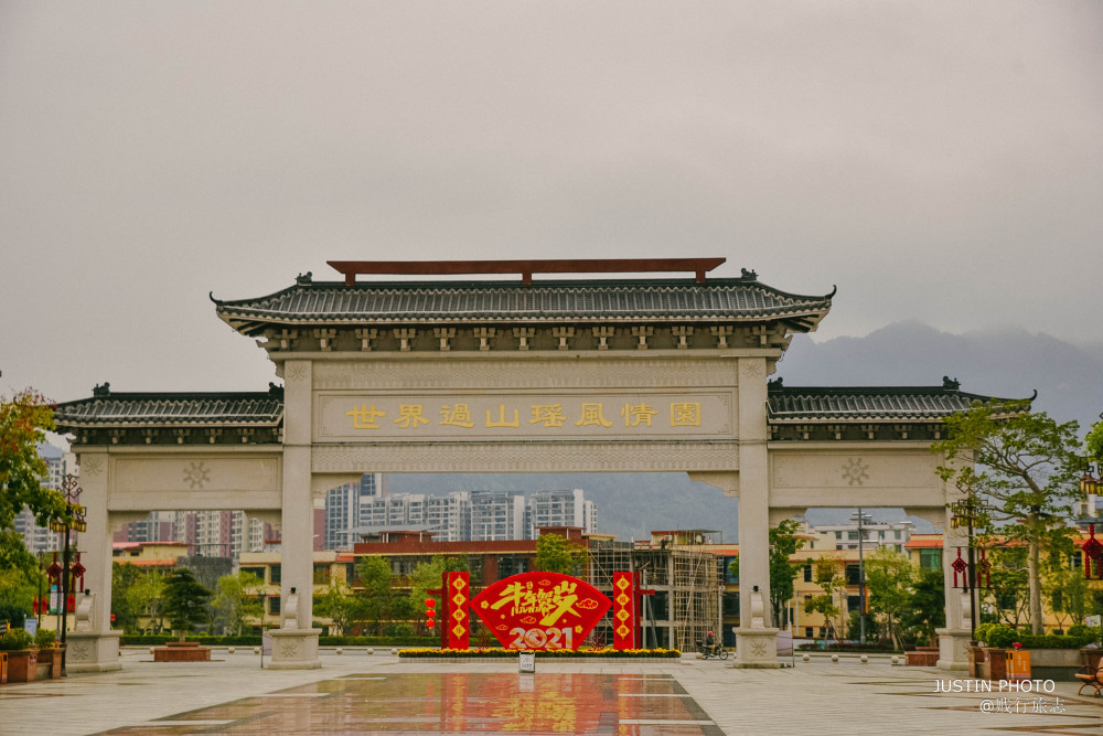 在乳源,随处可见瑶族相关的设计元素,比如路灯的装饰是瑶族的标记