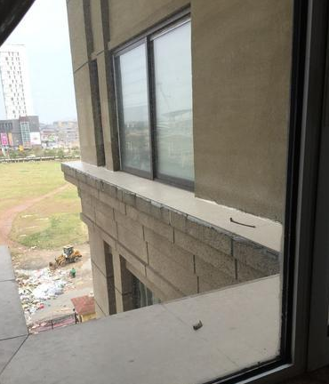 如同上图一样,看看这腰线部分深深的痕迹,都是雨水冲刷留下的.