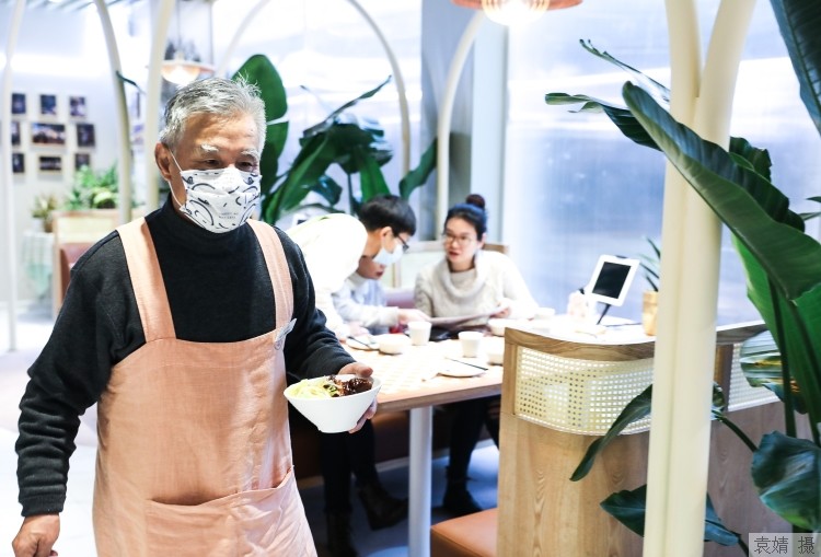 朱彩萍|他们“在岁月中迷路”，这家治愈系餐厅的心灵处方为何让人“忘不了”？