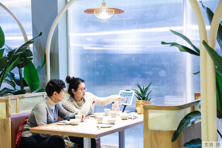 朱彩萍|他们“在岁月中迷路”，这家治愈系餐厅的心灵处方为何让人“忘不了”？