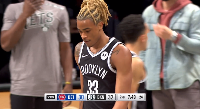 篮网中锋21点燃替补席格里芬起立鼓掌欧文笑着趴在小乔丹怀抱里