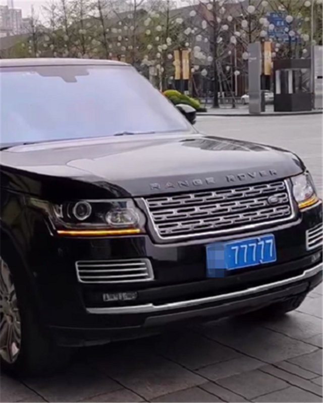 挂77777牌的路虎揽胜车牌值7位数车主是成都某集团老总
