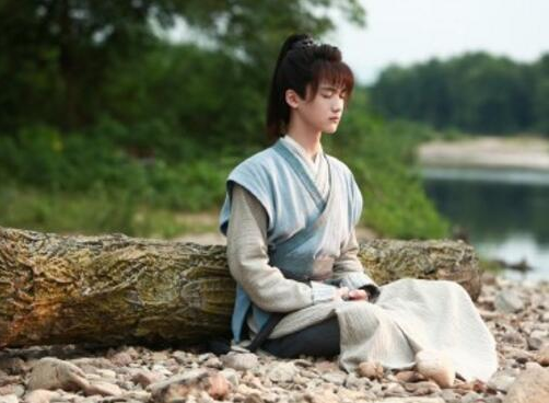 在"狗熊跳舞"剧情之前,还有一段,温客行和周子舒二人骑马赶路,张成岭