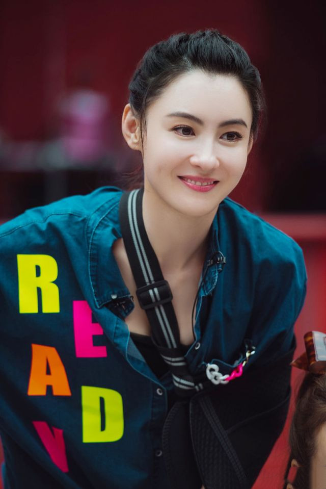 张柏芝在《浪姐2》中的造型真潮,穿衣休闲却显年轻,真不像40岁_腾讯