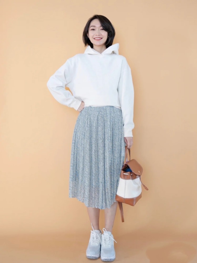 想将碎花连衣裙穿出休闲与元气,那么选择短卫衣准没错.