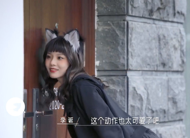 随着上一期节目褚梦娜和王天奇配对成功告别《同一屋檐下》后,进行补