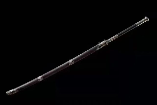 苗刀又被称为"御林军刀",是明代抗倭名将戚继光结合日本刀的特点并在