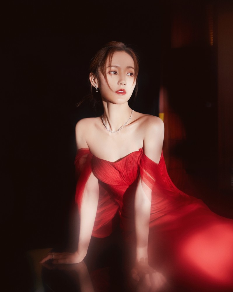 虽然90后李一桐不红,但穿上红色抹胸长裙,真的很高贵漂亮!_腾讯新闻