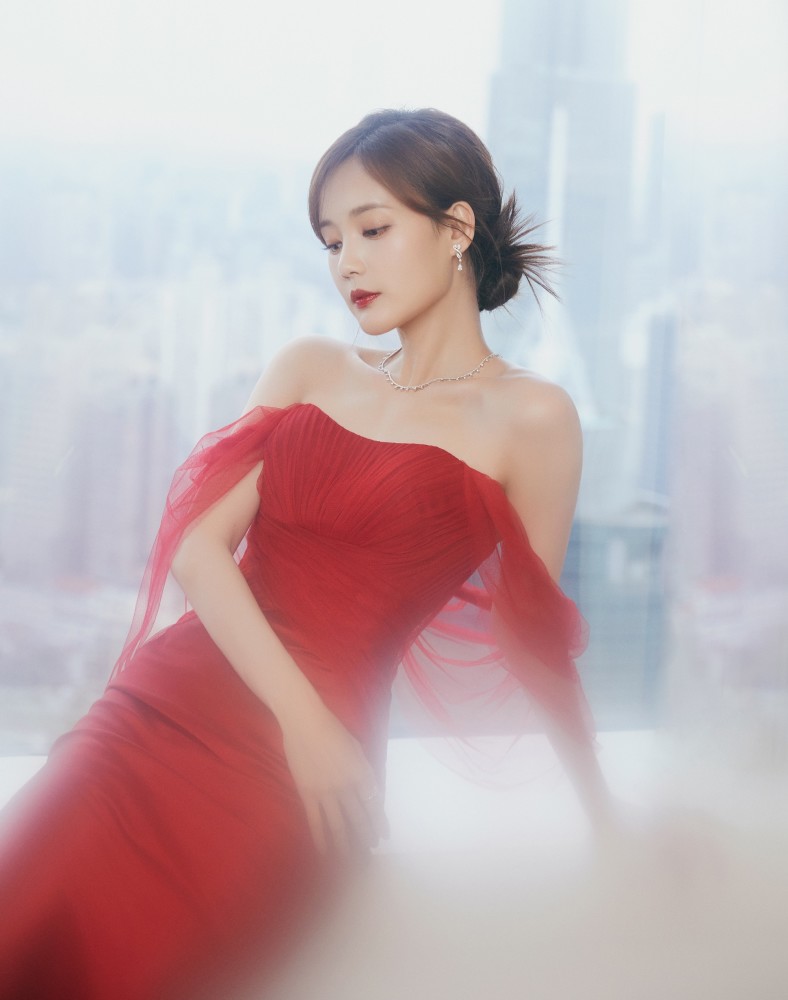 虽然90后李一桐不红,但穿上红色抹胸长裙,真的很高贵漂亮!_腾讯新闻