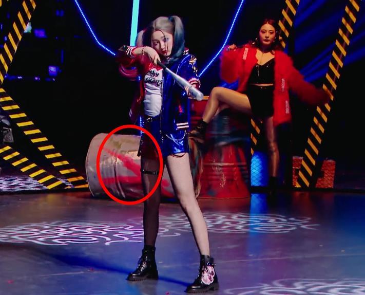 关晓彤跳舞"腿环"不慎滑落,差点酿成事故,临场反应堪称女团典范_腾讯