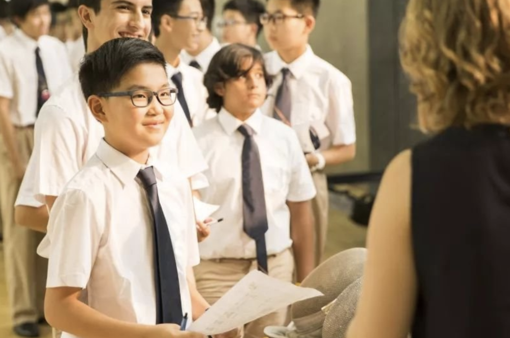 贵族学校的女生穿裙子,普通学校的穿裤子,差别体现在这三方面_腾讯