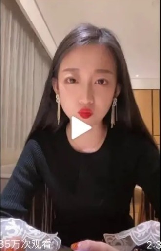 女辅警许艳引诱多名官员并敲诈一事在网上疯传,文章及照片也被无数次