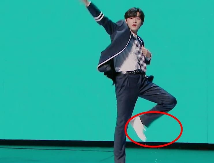 宋亚轩跳偶练的歌谁注意他鞋子穿法若参加选秀肯定c位出道