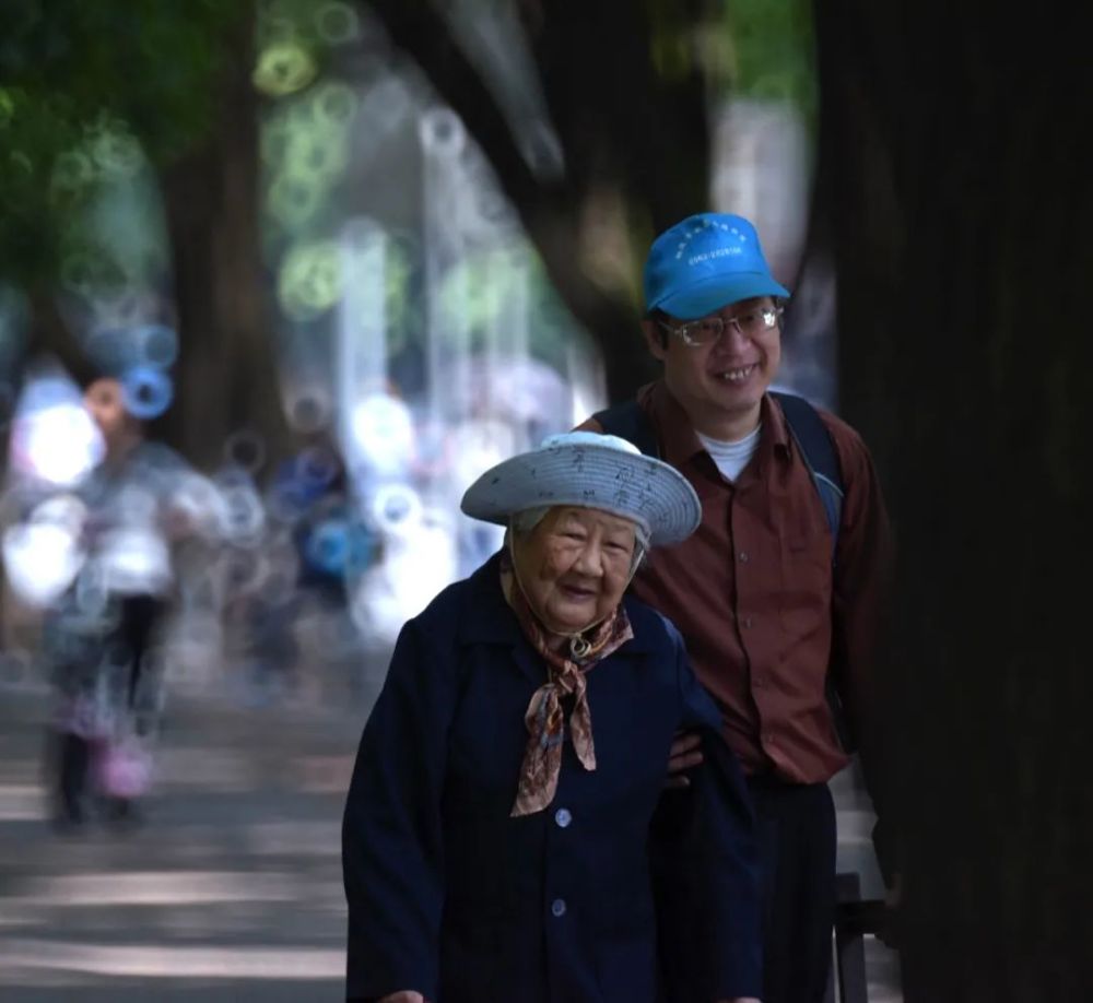 养老|57 岁儿子照顾 85 岁失智母亲｜中国家庭养老困局