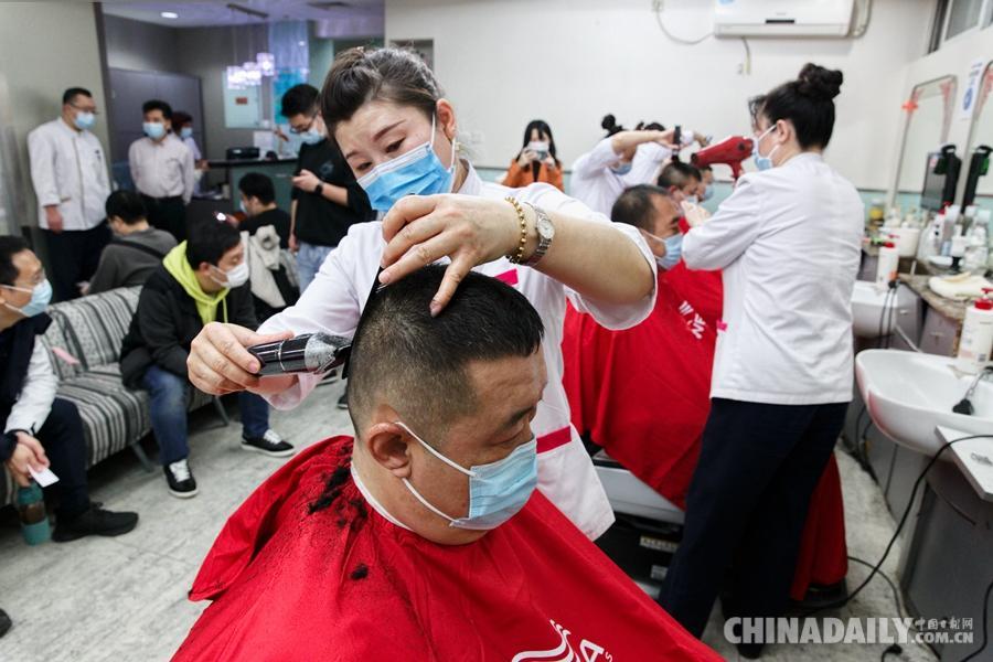 北京:农历"二月二"理发店迎客流高峰