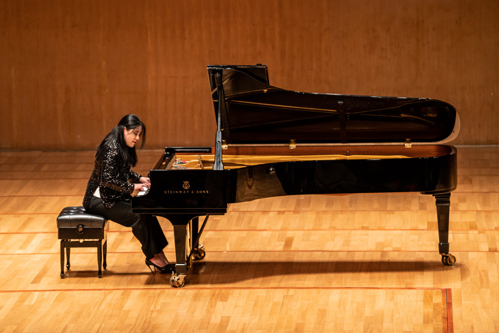 随父母居住在德国,不会德语,也没朋友,便开始和一位小提琴老师学钢琴