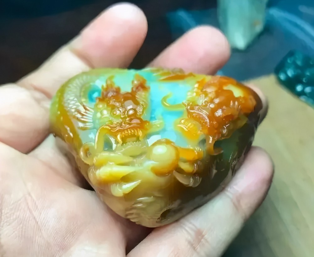 我是玉雕师用雕刻实例说明翡翠带皮俏色巧雕的运用与技巧