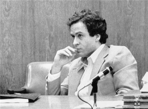 杀手泰德·邦迪有多可怕?与尸体同眠5年,被捕后被大量女粉丝追捧