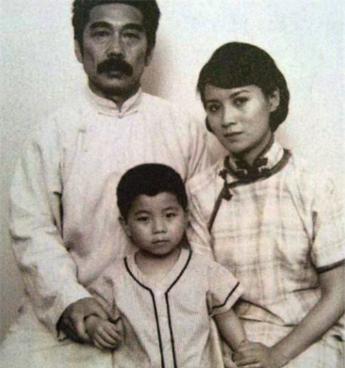 许广平则承担了鲁瑞和朱安的生活费用,不过她与鲁迅的儿子周海婴在