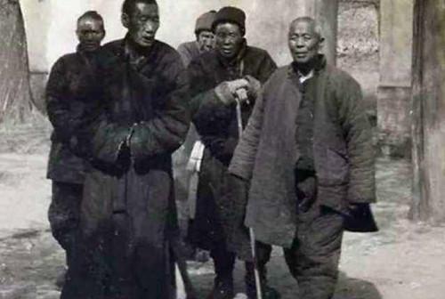 老照片:清朝最后的5个太监,共同生活,有人下巴还蓄了胡子