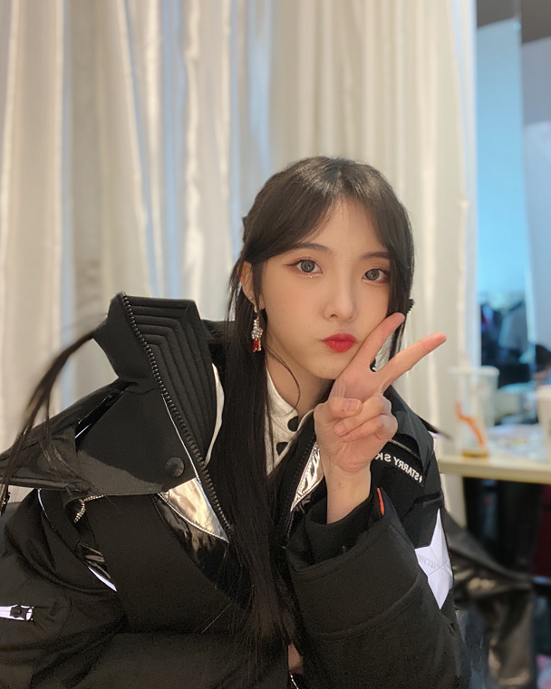 郑乃馨晒自拍照,身后一白色物品成亮点,看清是啥