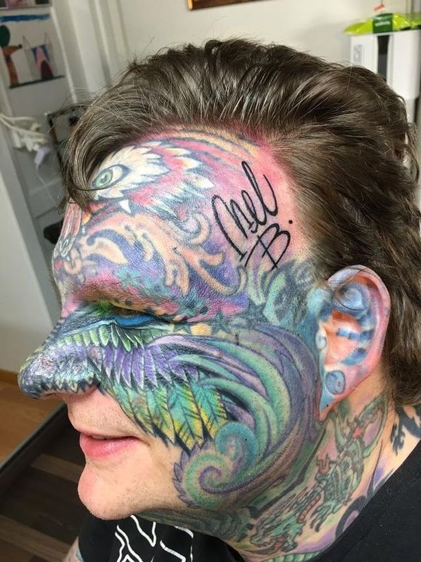 英国消防员钟爱纹身花费20万几乎纹满全身称为学习忍耐疼痛