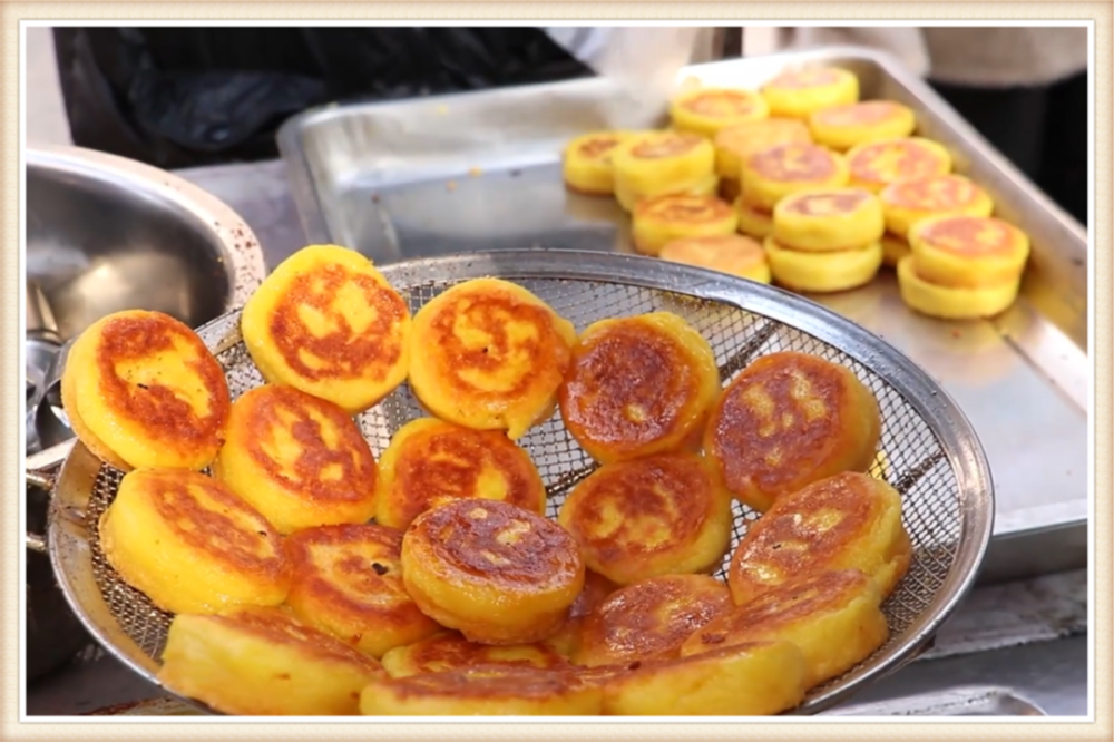 别小看这个玉米饼,就凭它,小伙子每月收入至少在4-5万元,还不算他带