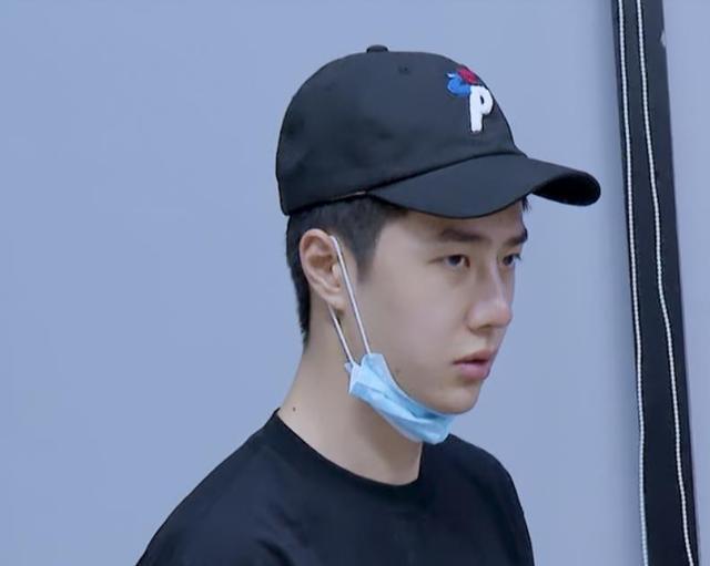 王一博路人镜头下太普通纯素颜光环全无被吐槽并不惊艳