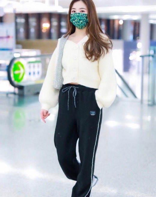 张含韵一如既往地低调!穿休闲裤运动鞋简单随性,哪像30 的人