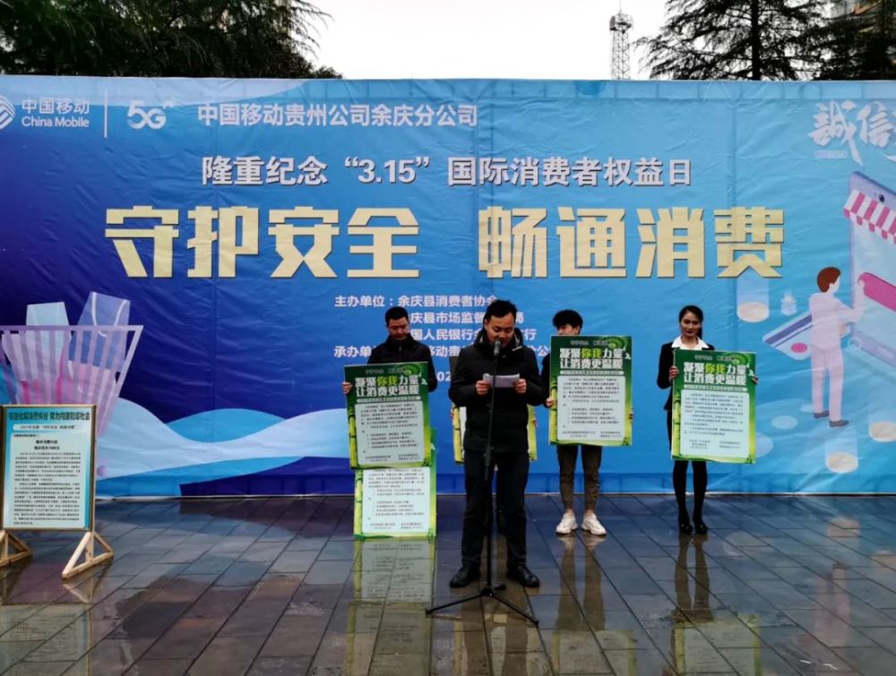 通过曝光查获的假冒伪劣商品,悬挂横幅,设立展板,发放宣传资料等形式