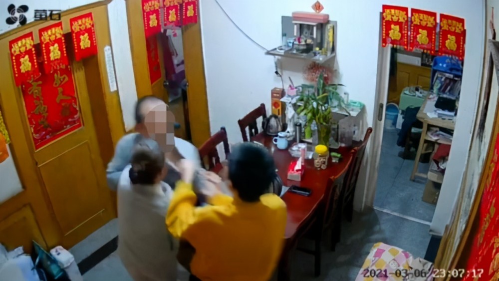 中学生暴打父亲 掐父亲脖子 让人目眦欲裂 网友评论更让人意外 腾讯新闻