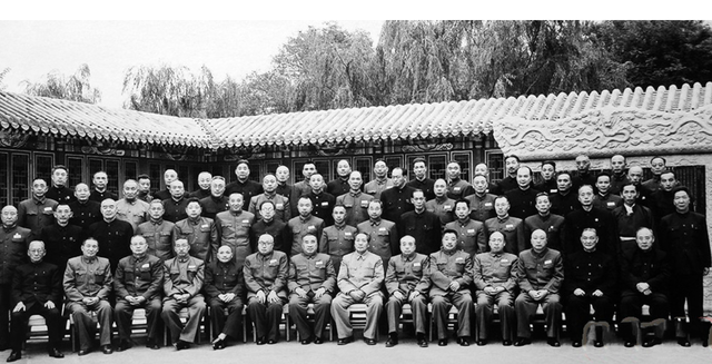 1959年这位开国元帅要担任国防部长罗荣桓反对他不合适