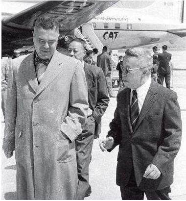 在抗战期间,何世礼冲锋陷阵,和敌人打起来跟不要命似的,一股狠劲把张