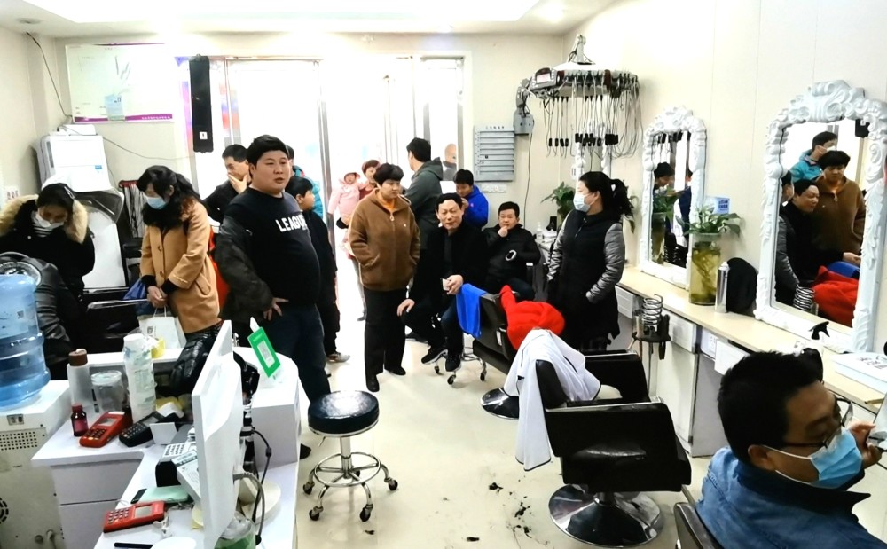 二月二龙抬头郑州理发店生意火爆市民排长队讨彩头